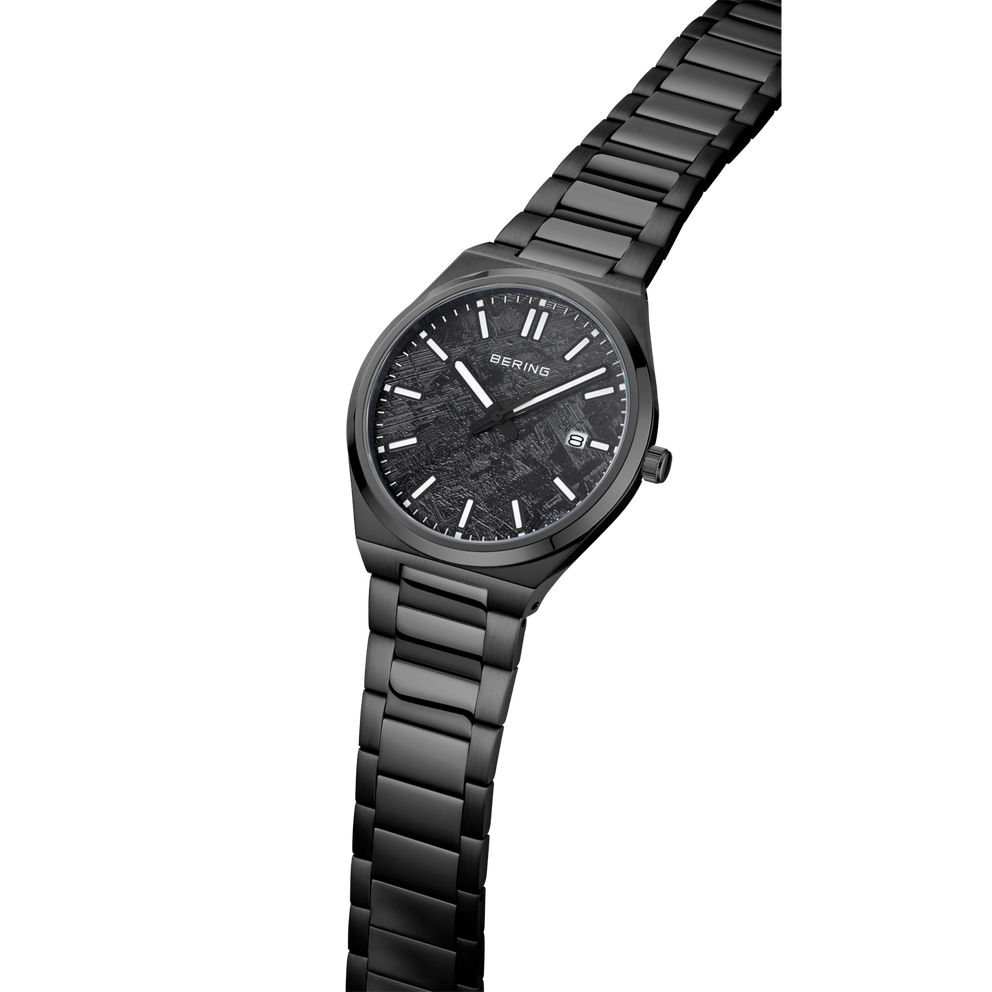 Reloj BERING con caja gris oscuro y esfera blanca, vista angular mostrando la pulsera de metal completa