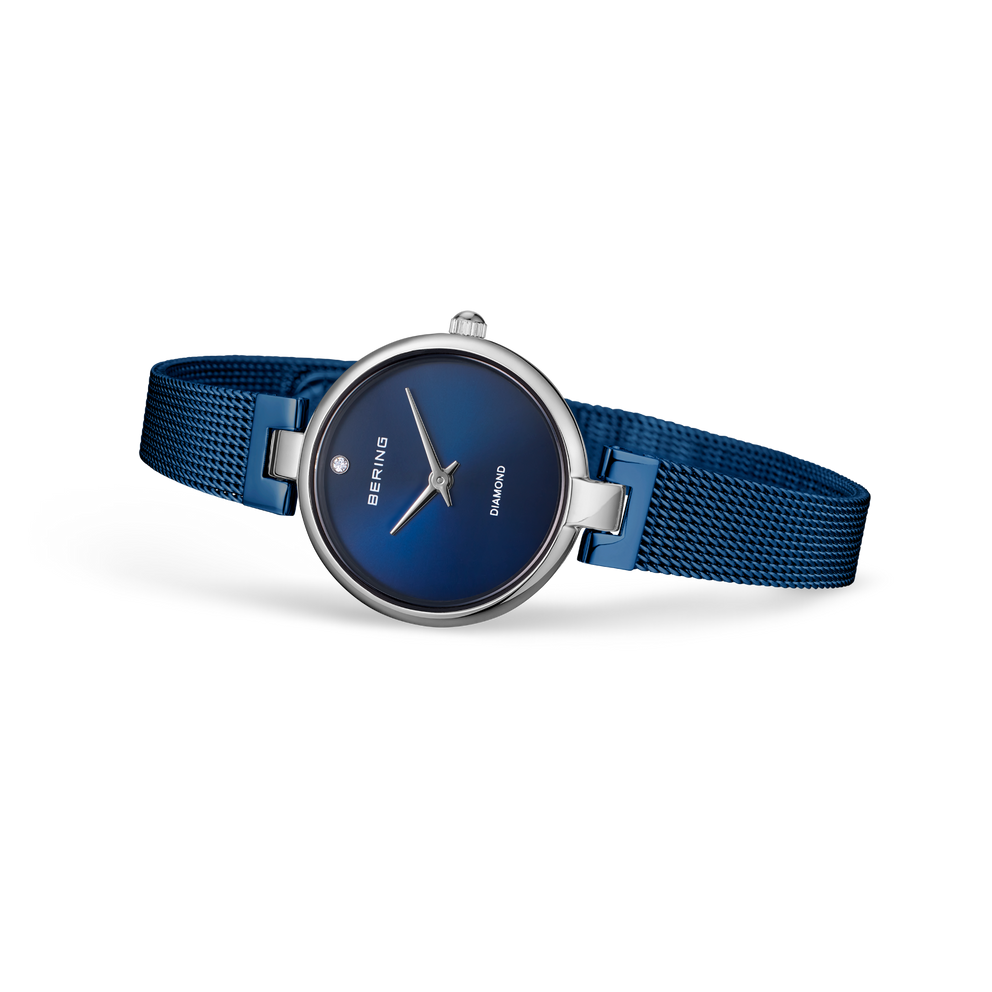 Montre BERING modèle 17724-307 avec cadran bleu foncé et boîtier acier inoxydable, bracelet mesh métallique bleu, vue de côté