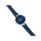 Montre BERING : boîtier rond argenté, cadran bleu foncé, bracelet maille bleu marine, vue de détail.