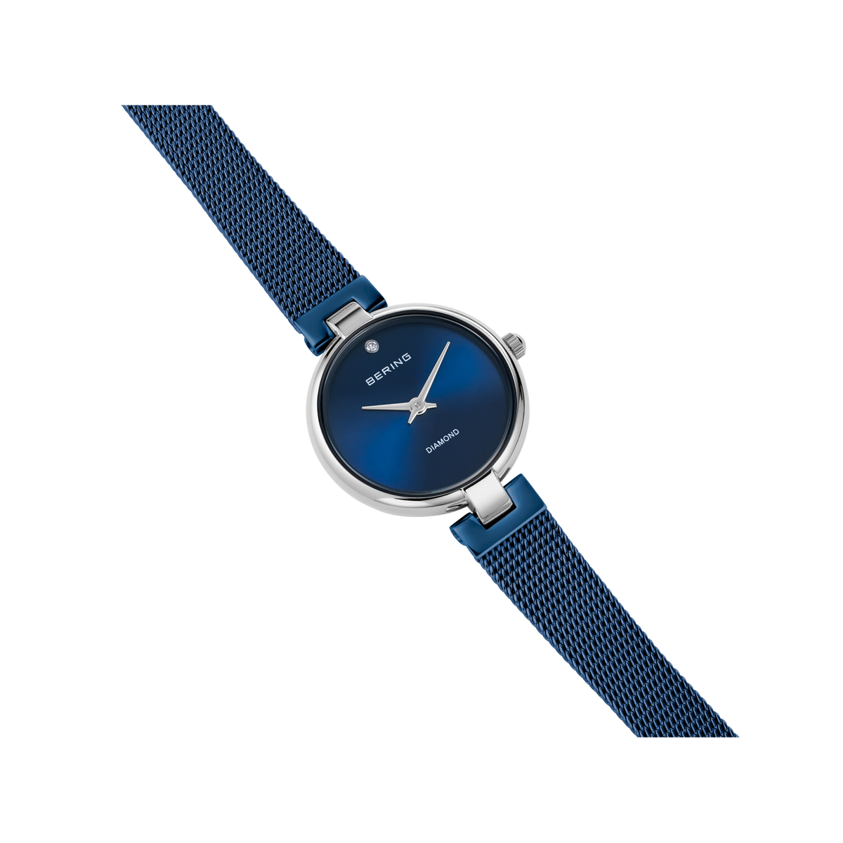 Montre BERING : boîtier rond argenté, cadran bleu foncé, bracelet maille bleu marine, vue de détail.