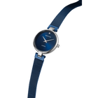Montre-bracelet BERING avec cadran bleu marine, boîtier argenté et bracelet maille bleu marine, vue en angle