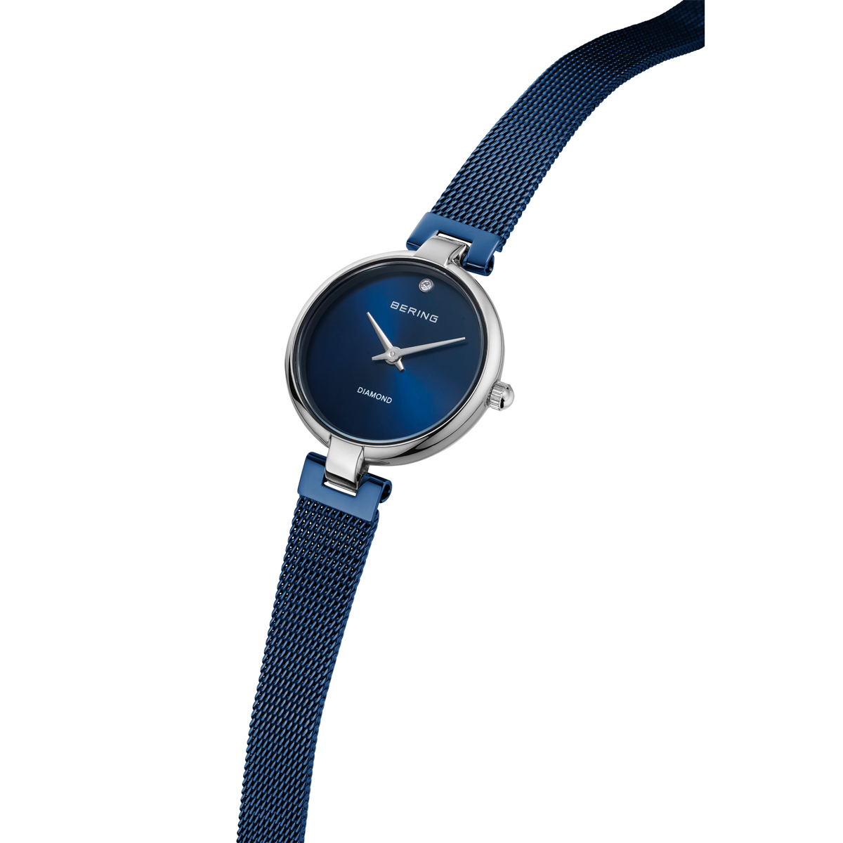 Montre-bracelet BERING avec cadran bleu marine, boîtier argenté et bracelet maille bleu marine, vue en angle