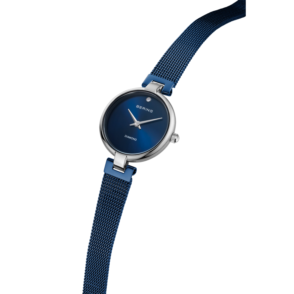 Montre-bracelet BERING avec cadran bleu marine, boîtier argenté et bracelet maille bleu marine, vue en angle