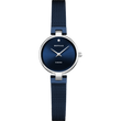 Montre ronde cadran bleu marine, boîtier argenté, aiguilles blanches et bracelet bleu maille.
