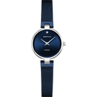 Montre ronde cadran bleu marine, boîtier argenté, aiguilles blanches et bracelet bleu maille.
