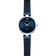 Montre ronde cadran bleu marine, boîtier argenté, aiguilles blanches et bracelet bleu maille.