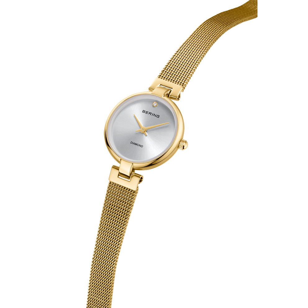 Orologio rotondo color oro con cinturino mesh, vista angolata mostra il quadrante e il cinturino intero