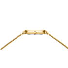 Vista dall'alto di orologio dorato con bracciale a catena