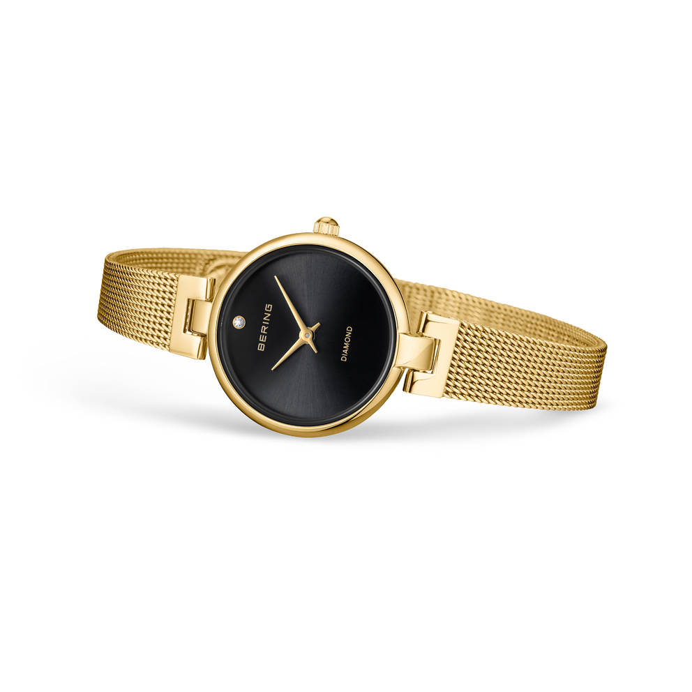 Goudkleurig mesh horloge met rond zwart wijzerplaat en gouden wijzers, zijkant