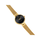 Goudkleurig mesh-armbanduhr met zwarte wijzerplaat en fijne uurmarkeringen, diagonaal weergegeven