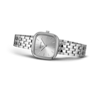 Montre carrée à boîtier métallique et bracelet à mailles, vue en angle