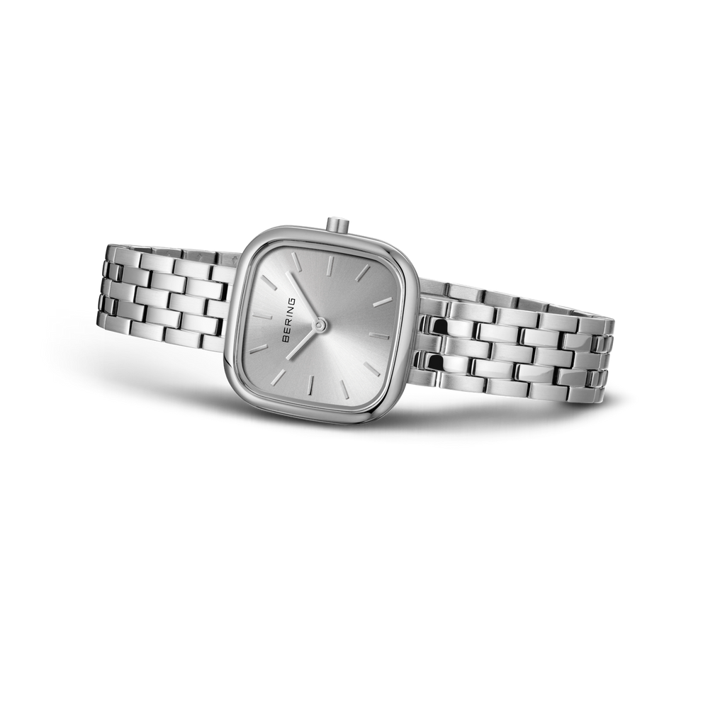Montre carrée à boîtier métallique et bracelet à mailles, vue en angle