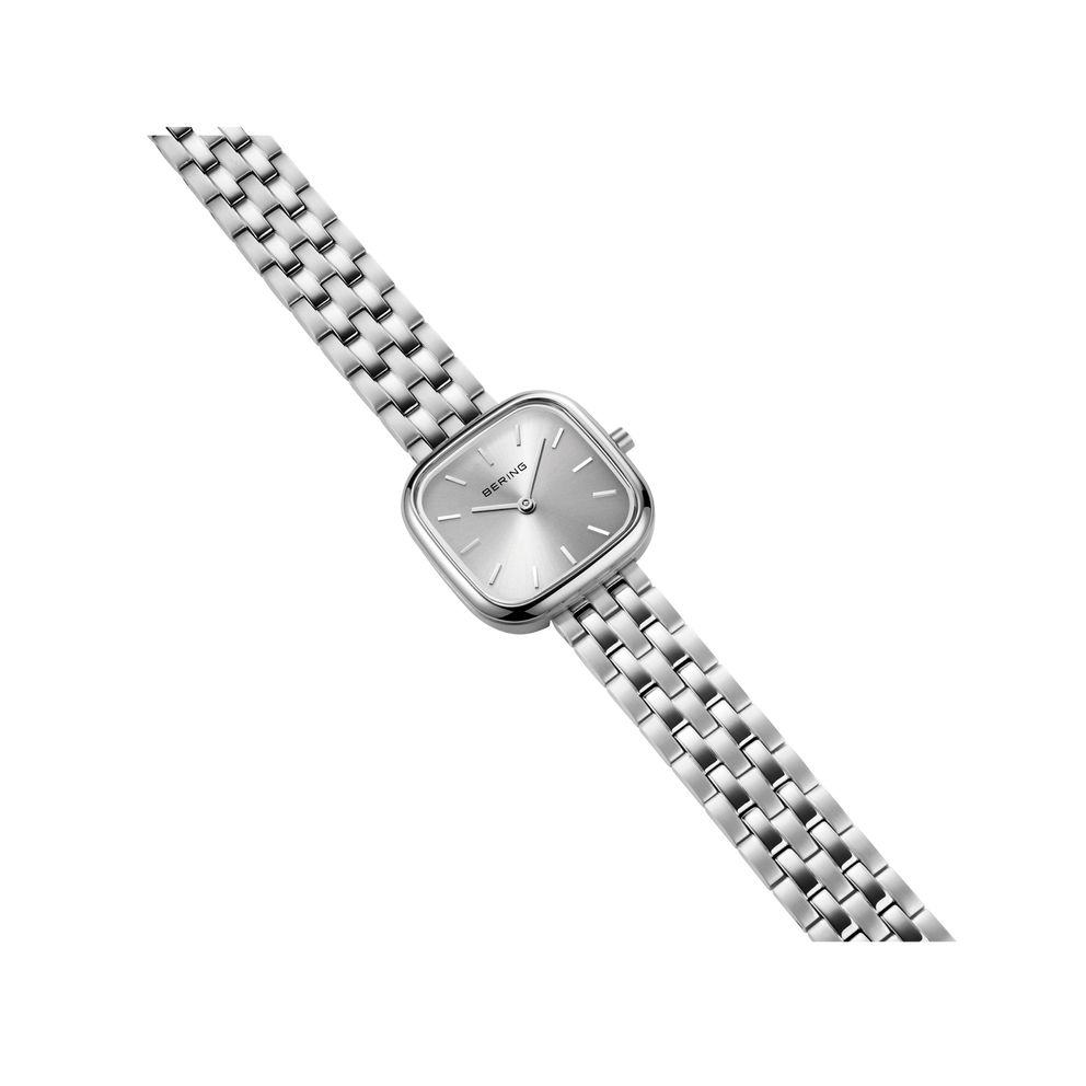 Montre-bracelet à boîtier carré, cadran argenté et bracelet mailles métalliques