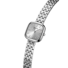 Montre carrée argent avec boîtier poli et bracelet à mailles métalliques en perspective angulée