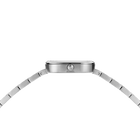 Montre vue de dessus avec boîtier acier et bracelet à mailles