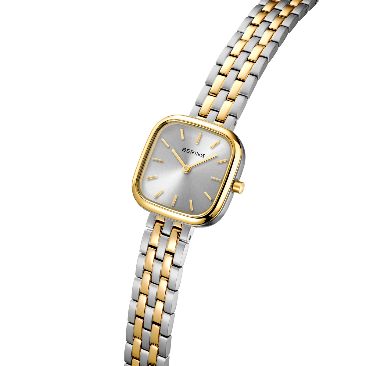 To-tonedes armbåndsur med kvadratisk kabinet, sølvfarvet urskive og guldvisere, skråfotograferet med fuldt synligt bånd