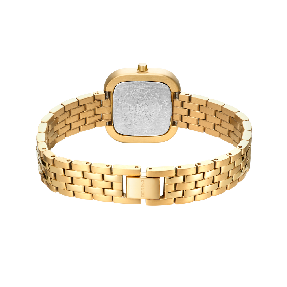 Montre carrée dorée, vue de l'arrière, bracelet à mailles structurées et boîtier gravé.