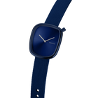 Quadratisches Zifferblatt in Marineblau mit Zeigern und Textilband