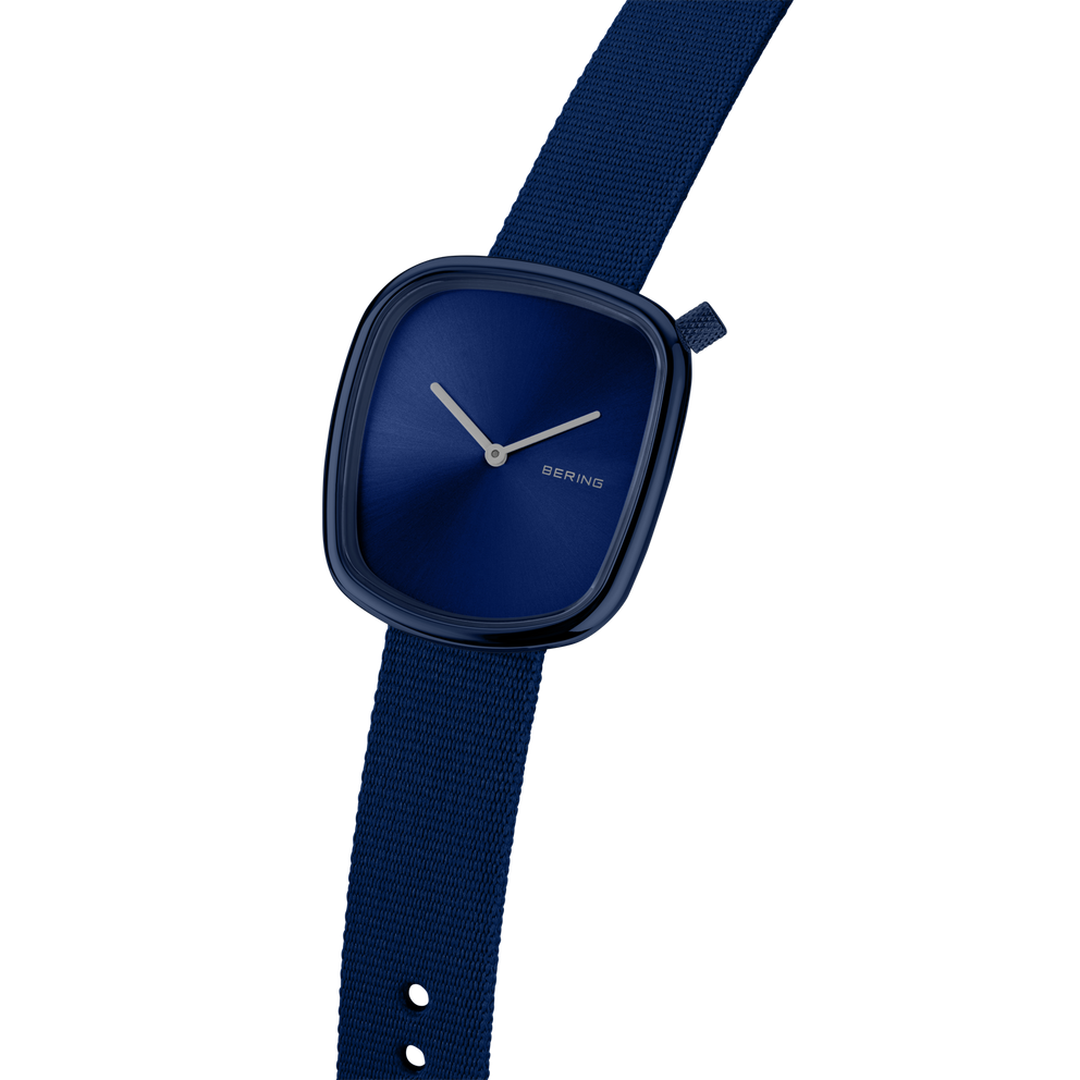 Quadratisches Zifferblatt in Marineblau mit Zeigern und Textilband