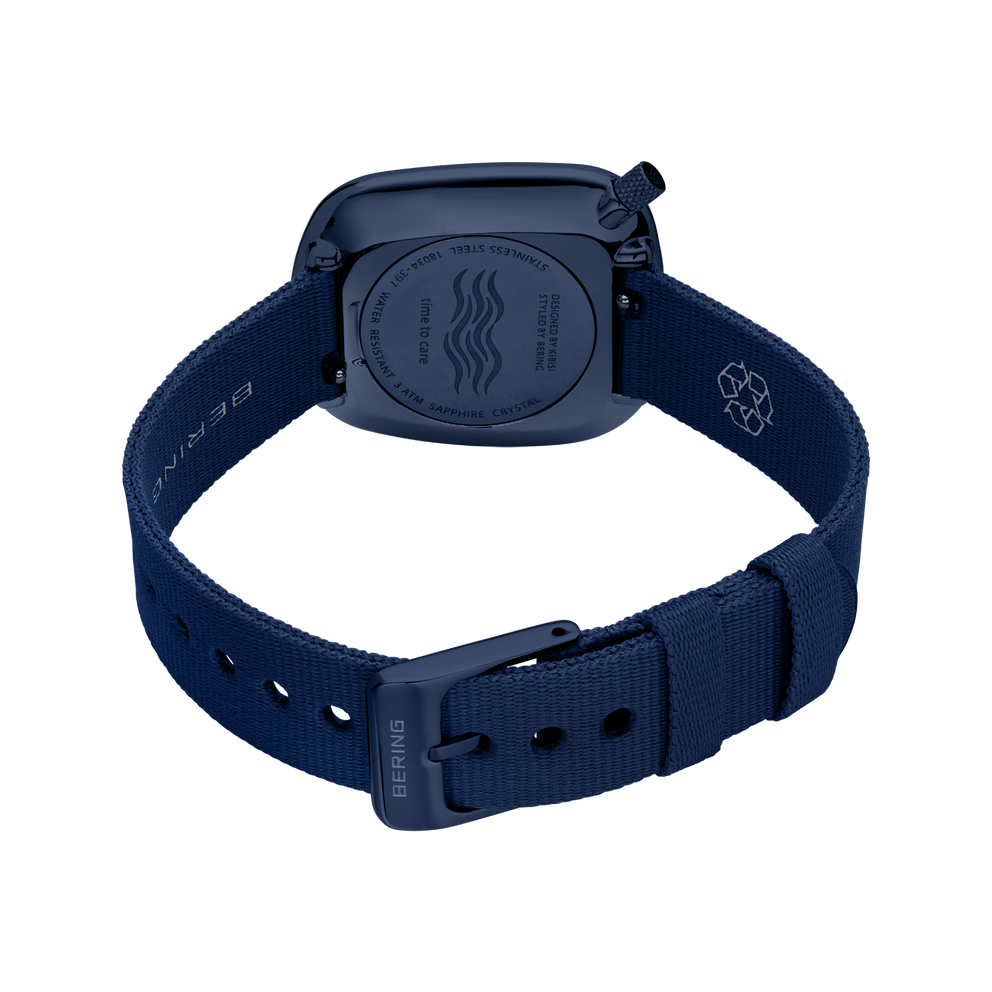 Uhr von hinten mit dunkelblauem Quadratgehäuse und passendem Armband mit Verstelllöchern.