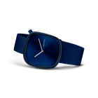 Montre carrée bleue avec aiguilles blanches et bracelet en tissu bleu foncé, vue de côté