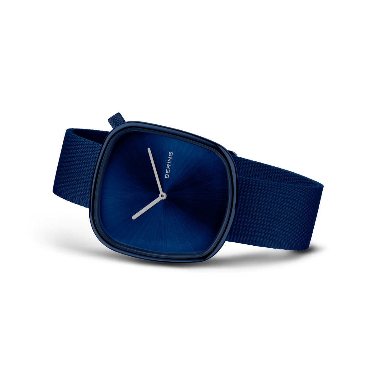 Montre carrée bleue avec aiguilles blanches et bracelet en tissu bleu foncé, vue de côté
