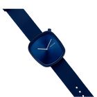 Dunkelblau BERING Uhr mit quadratischem Zifferblatt und Textilarmband, silberfarbene Zeiger sichtbar, in Schrägansicht