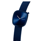 Montre BERING à cadran bleu foncé arrondi et aiguilles blanches, vue en angle avec bracelet en tissu bleu