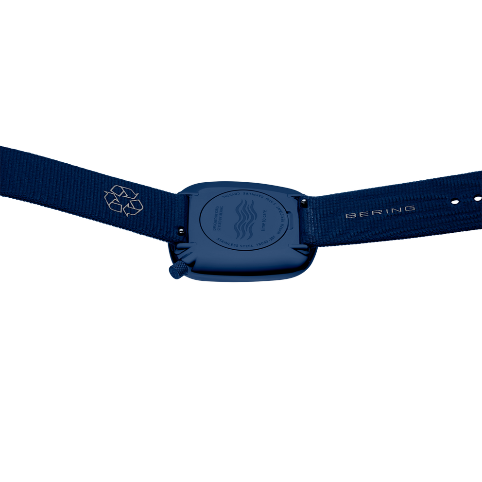 Montre BERING carrée avec boîtier foncé et bracelet, vue de face
