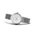 BERING polshorloge met wit wijzerplaat en zilveren mesh-band, schuine weergave