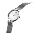 BERING 18132-004 horloge met witte wijzerplaat en metalen mesh band, hoekige weergave