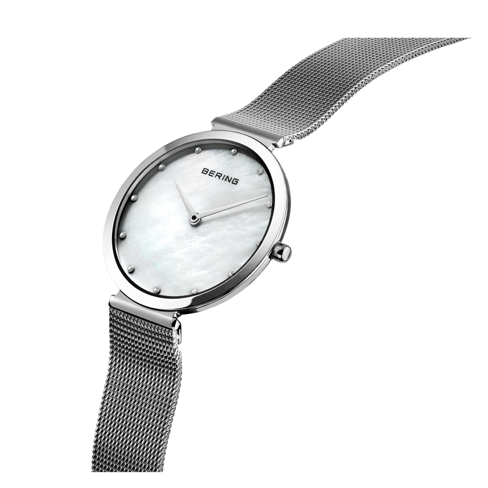 BERING 18132-004 horloge met witte wijzerplaat en metalen mesh band, hoekige weergave