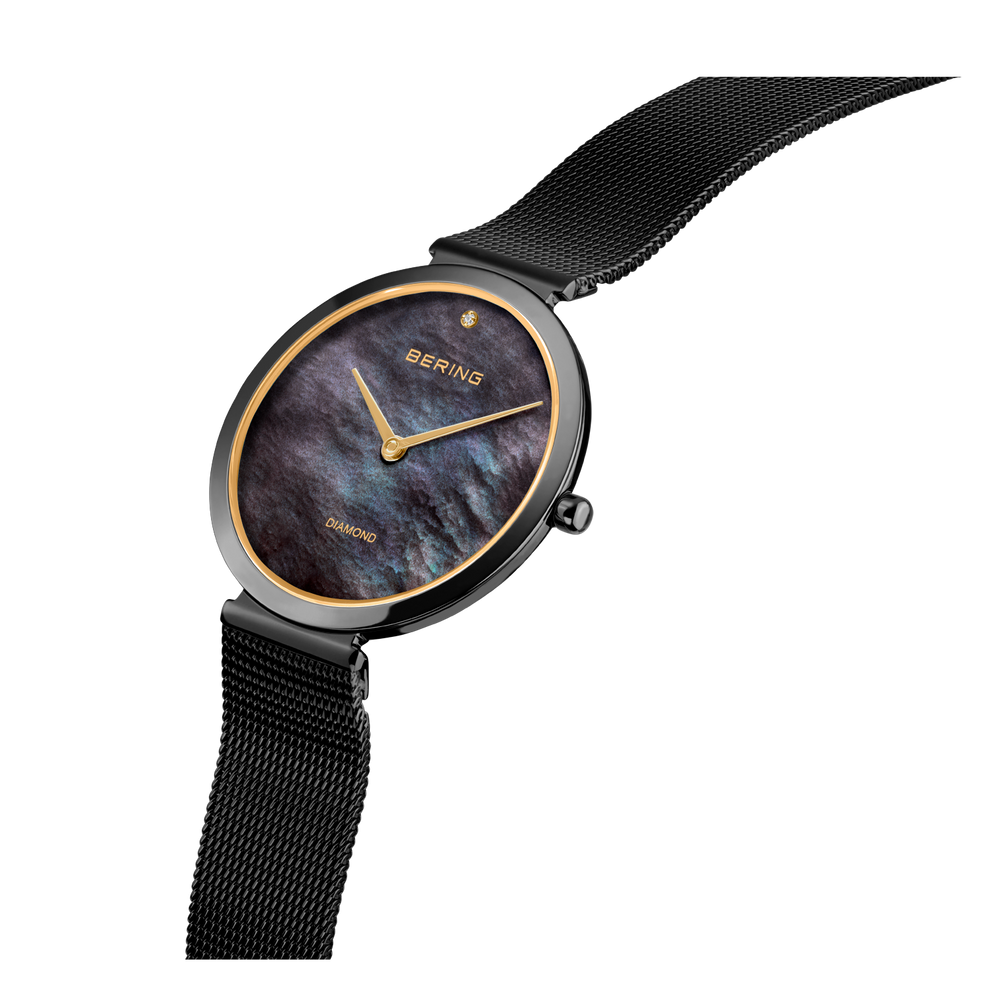 Reloj de pulsera BERING con esfera oscura texturizada, manecillas doradas, bisel dorado, pulsera mesh de metal negro