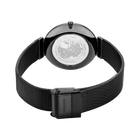 Tapa trasera con cristal transparente mostrando el mecanismo, pulsera malla negra y emblema calavera.