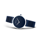 Horloge met donkerblauwe wijzerplaat, witte uurmarkeringen en wijzers, zilveren kast, donkerblauwe mesh-band