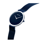 BERING horloge met donkerblauwe wijzerplaat, eenvoudige wijzers en marineblauw stofbandje, schuin gefotografeerd.