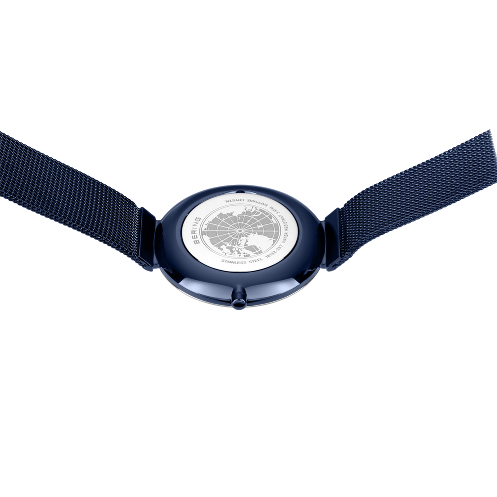 BERING horloge met donkerblauwe ronde kast en stofband, bovenaanzicht