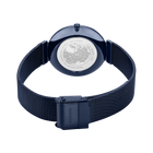 Achterkant van horloge met marineblauw meshbånd, donkerblauw kast en witte wijzerplaat met globuspatroon.