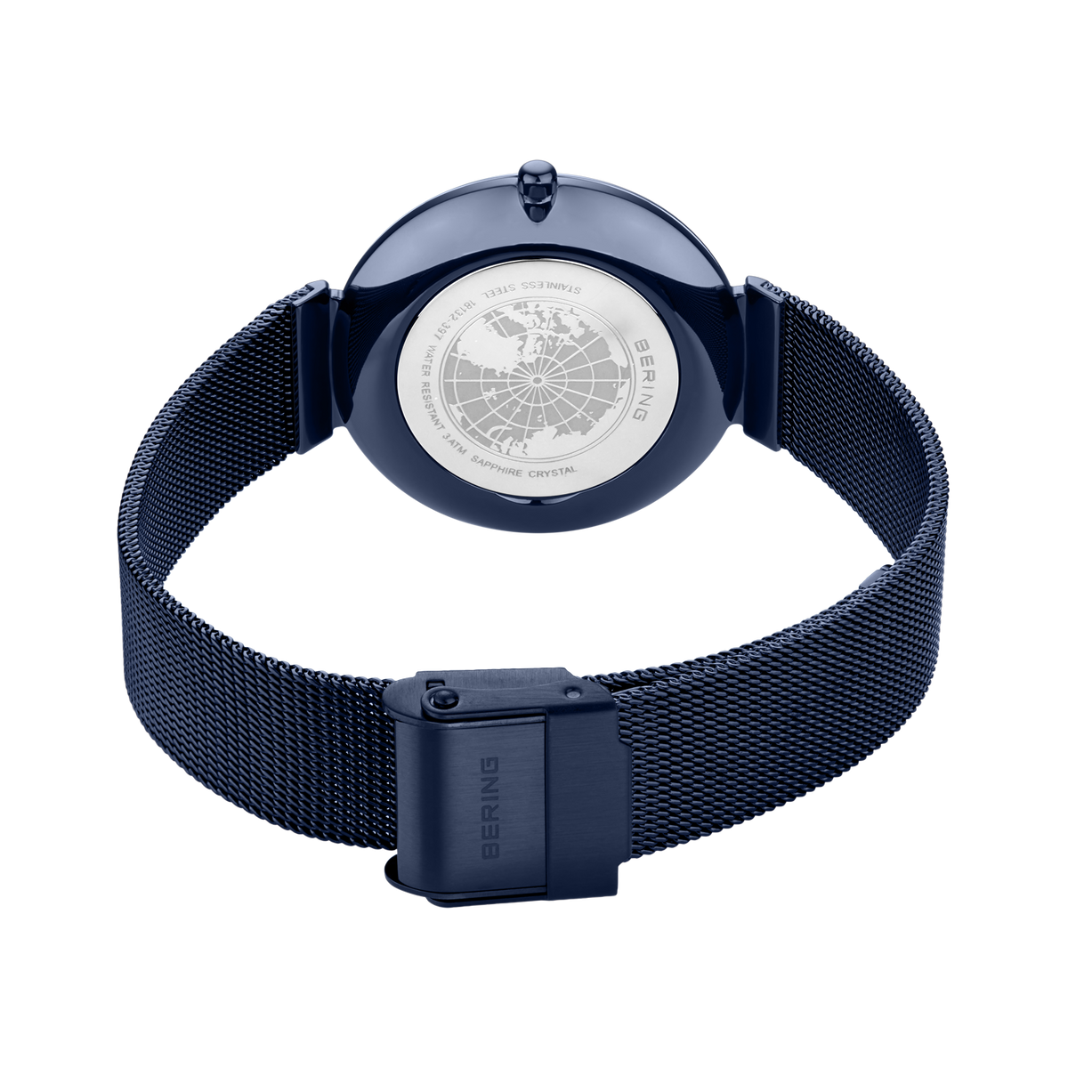 Achterkant van horloge met marineblauw meshbånd, donkerblauw kast en witte wijzerplaat met globuspatroon.