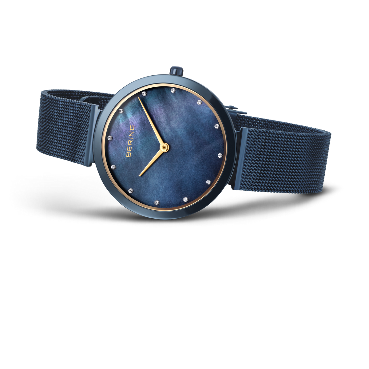 Esfera azul oscuro con agujas doradas y marcadores de hora, pulsera malla oscura