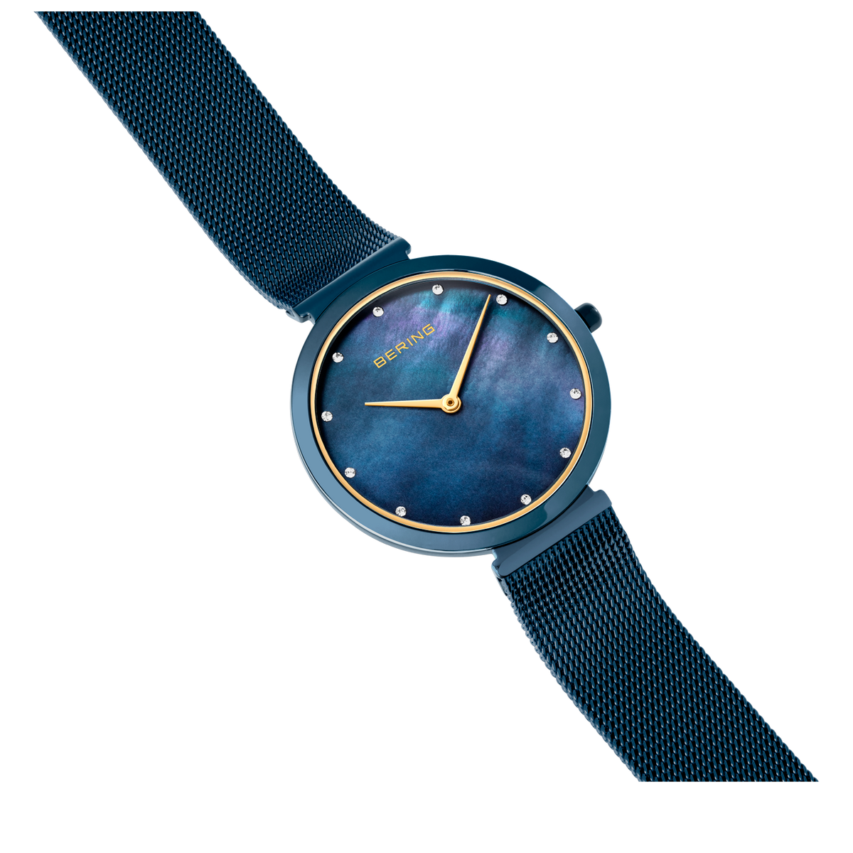 Reloj con esfera azul oscuro, índices y manecillas doradas, correa azul oscuro, vista angular sobre fondo blanco.