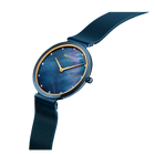 Reloj BERING 18132-399 visto desde el lado, esfera azul con índices y agujas dorados, pulsera malla