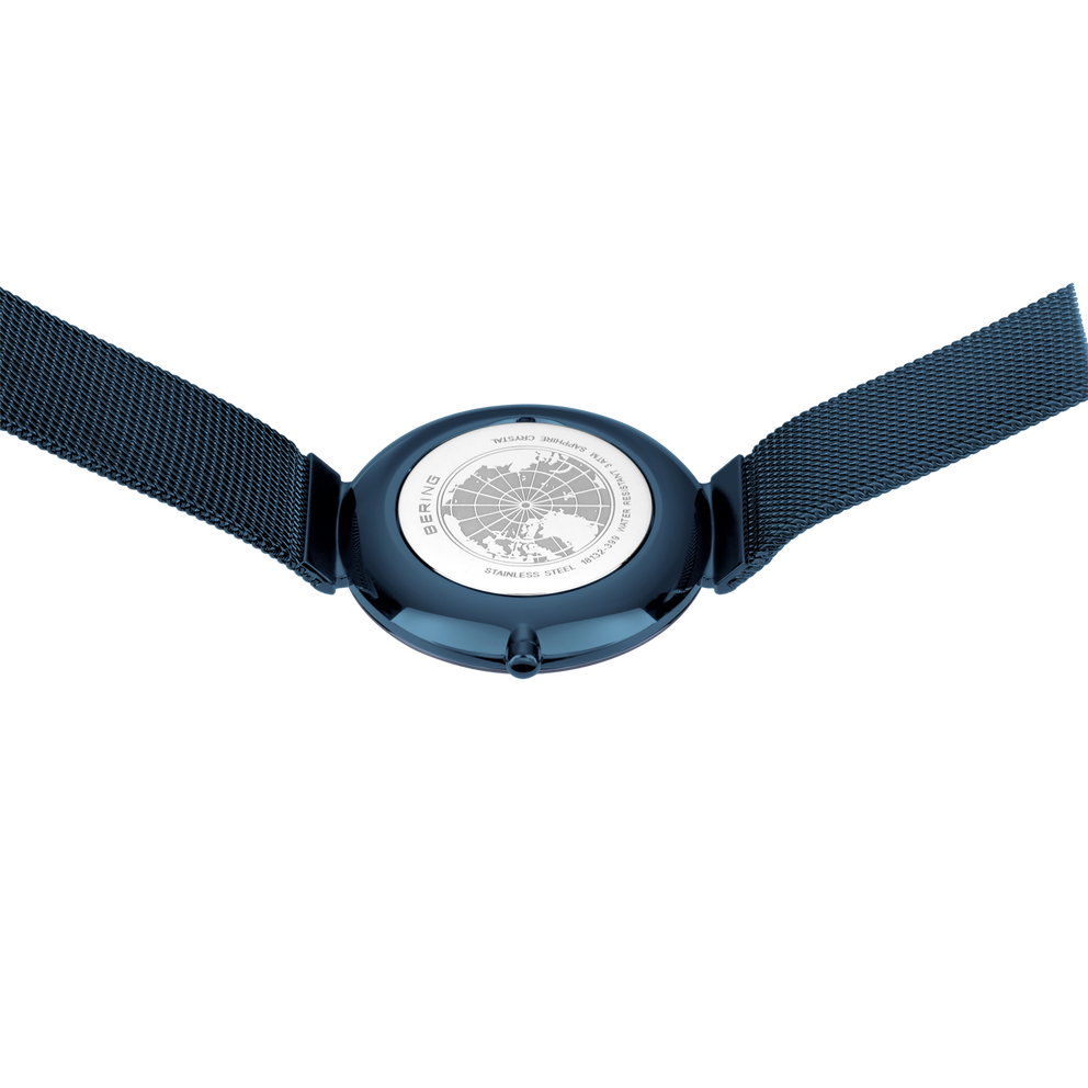 Reloj 18132-399 visto desde arriba con correa de tela azul marino a ambos lados