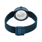 Reloj con pulsera malla azul, esfera brújula blanca y calavera en la corona, vista superior