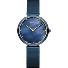 Reloj BERING modelo 18132-399 con esfera azul, bisel dorado y pulsera de malla, fotografiado de frente.