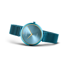 BERING Charity1-horloge met turquoise mesh-band, rond geval en grijsblauw wijzerplaat met gouden wijzers.