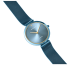Horloge met rond blauw wijzerplaat, gouden wijzers en donkerblauwe meshband, van bovenaf fotografeerd.