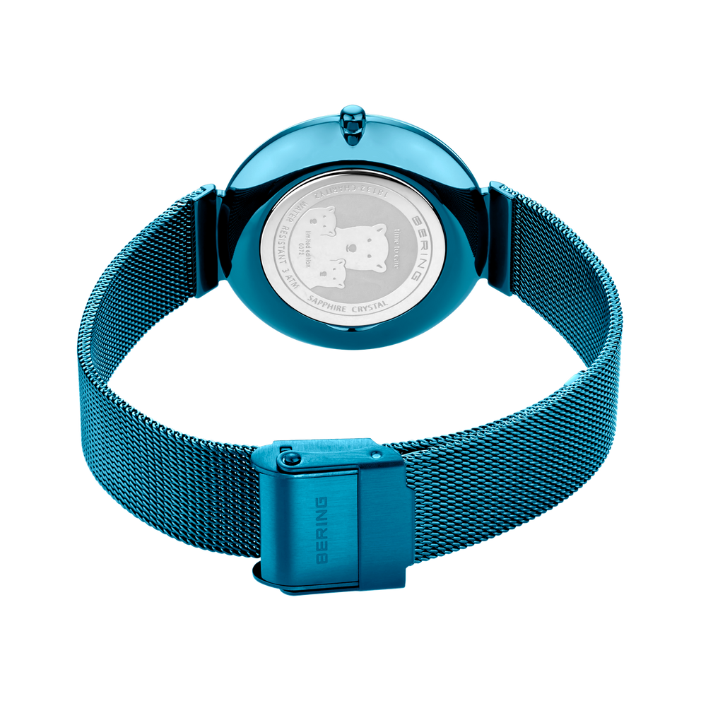 Turquoise horloge met mesh band, gefotografeerd van bovenaf, caseback zichtbaar