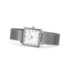 Vierkant horloge met mesh-band, schuine weergave toont zijprofiel en detail