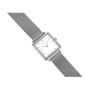 Vierkant horloge met lichte wijzerplaat en glanzend roestvrijstalen mesh-band, schuine weergave.